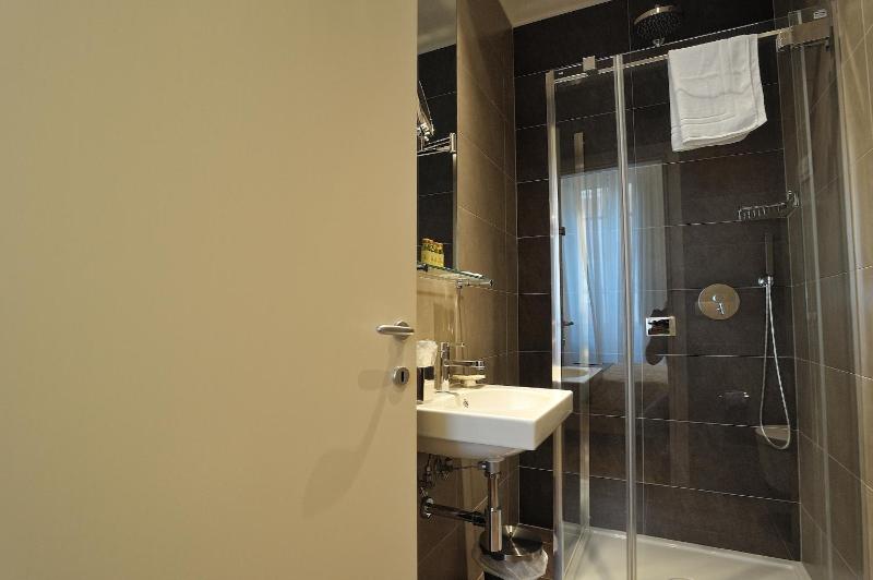 Small Double Room image 4