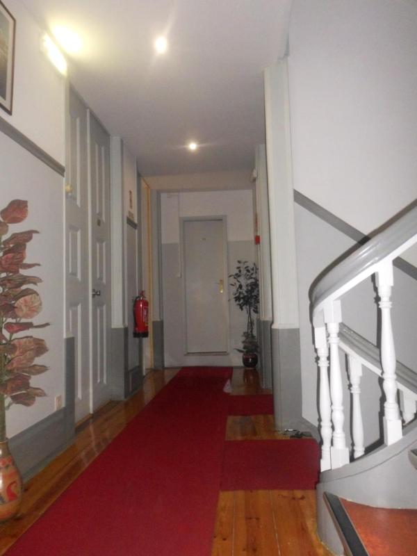 Budget Triple Room with Skylight image 2