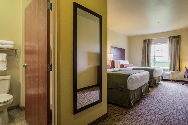 Queen Room with Two Queen Beds image 4