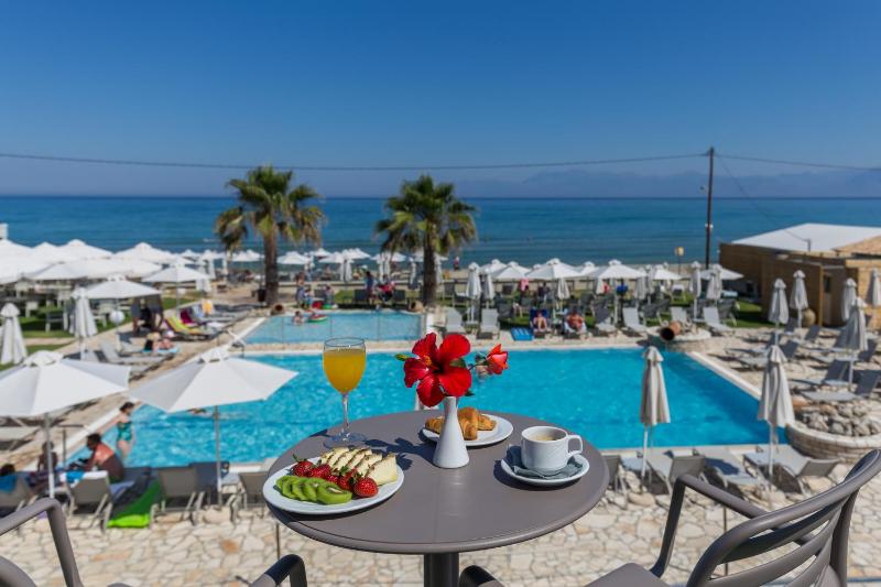 Double or Twin Room with Sea View image 3