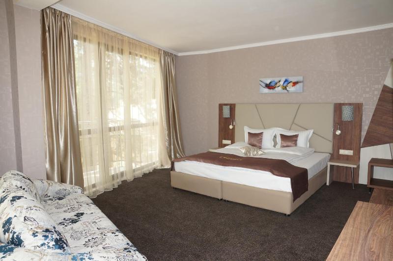 Deluxe Room with Balcony image 4