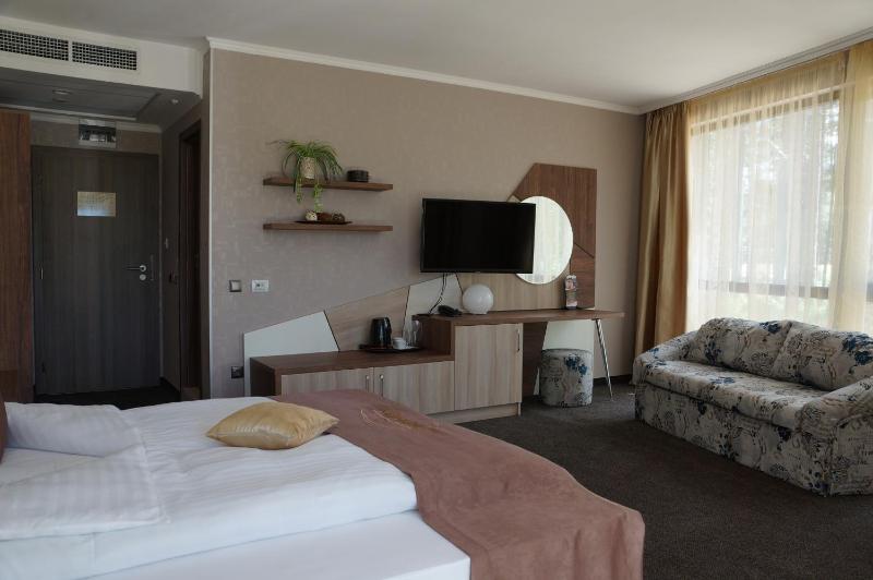 Deluxe Room with Balcony image 3