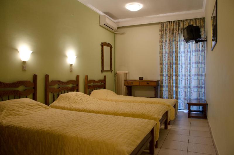 Economy Triple Room image 2