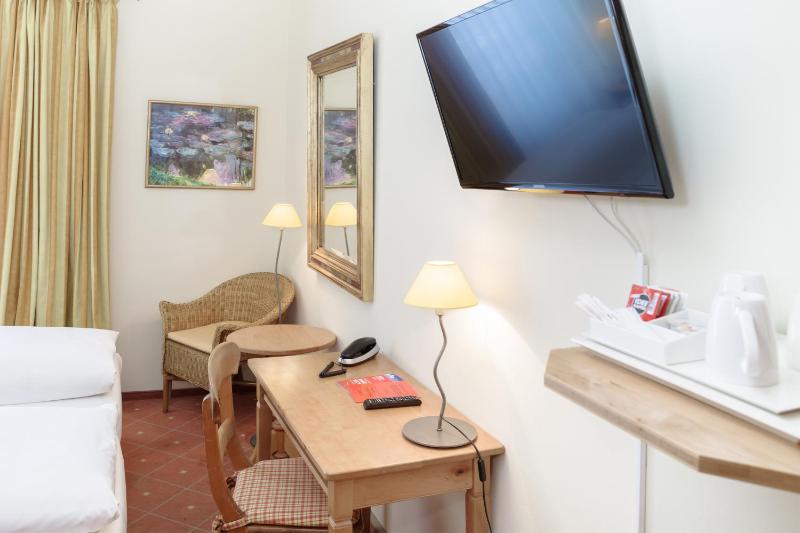 Twin Room image 4