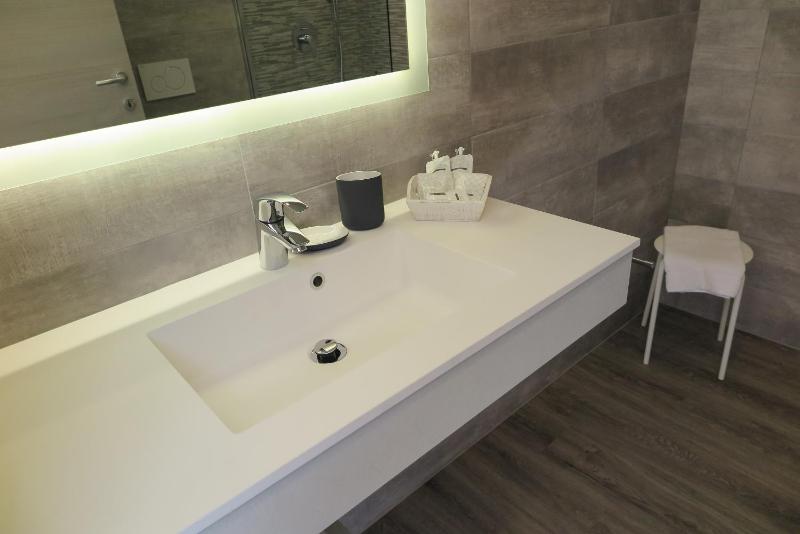 Superior Double or Twin Room with Terrace and Lake View image 3