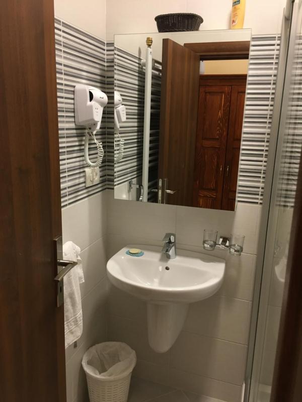 Twin Room image 3