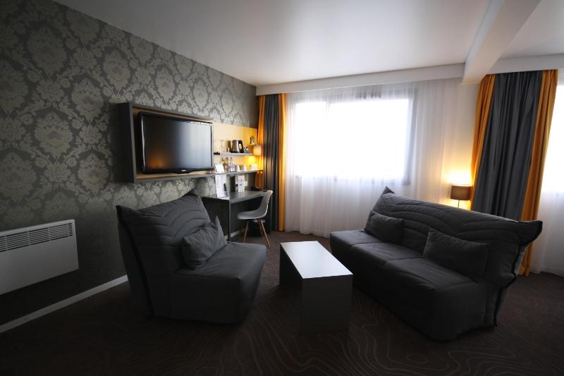 Quintuple Room with 2 Double Beds and 1 Single Bed image 4