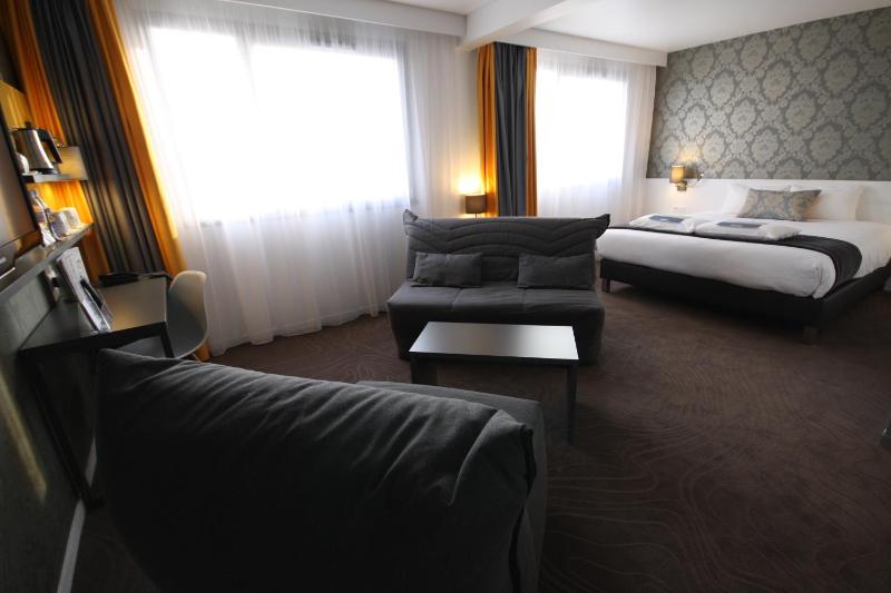 Quintuple Room with 2 Double Beds and 1 Single Bed image 1