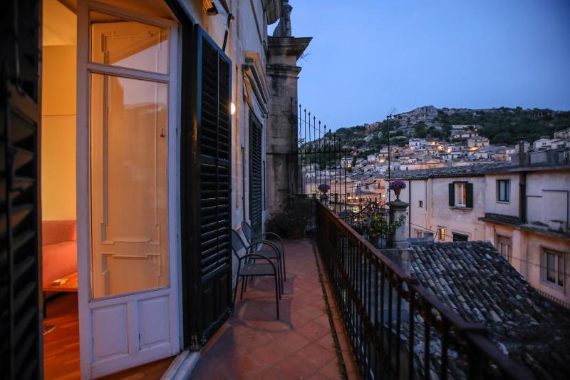 Suite - Split Level image 3