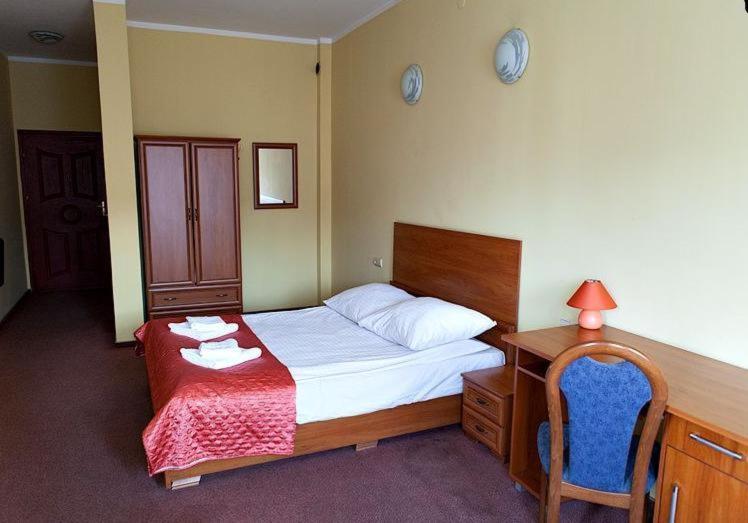 Twin Room image 3