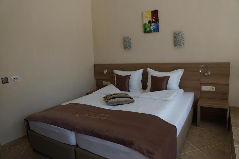 Economy Twin Room - Ground Floor image 4