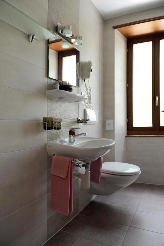 Standard Twin Room image 3