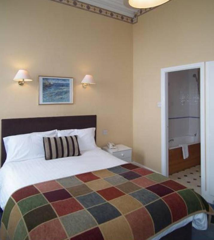 Double Room image 3