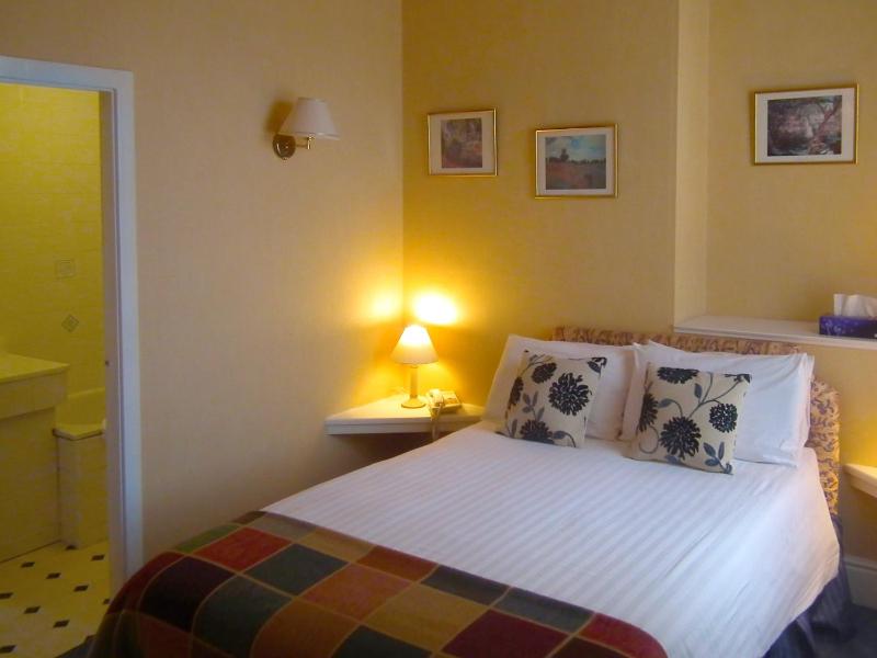 Single Room with Sea View image 2