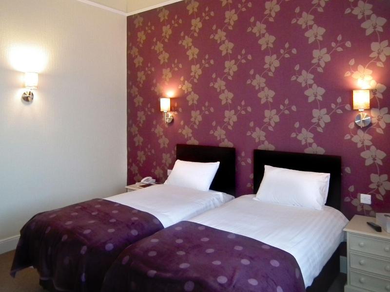 Twin Room image 3
