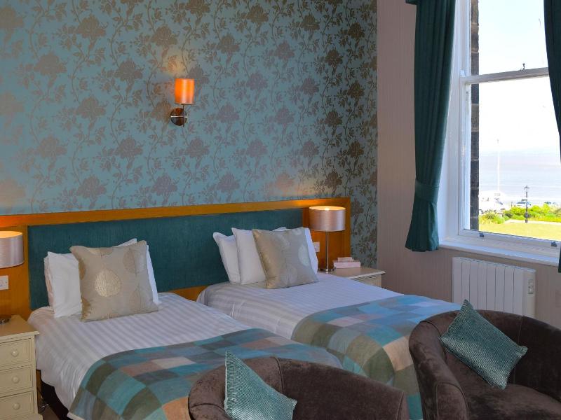 Twin Room with Sea View image 4