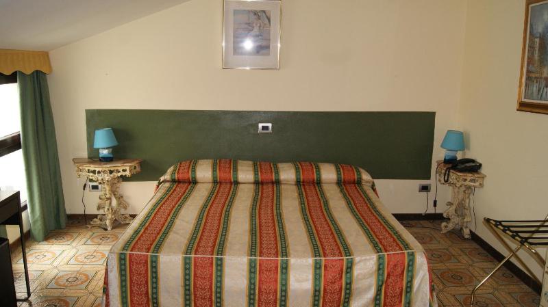 Economy Double Room image 2