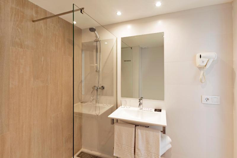 One-Bedroom Apartment with Sea View image 4