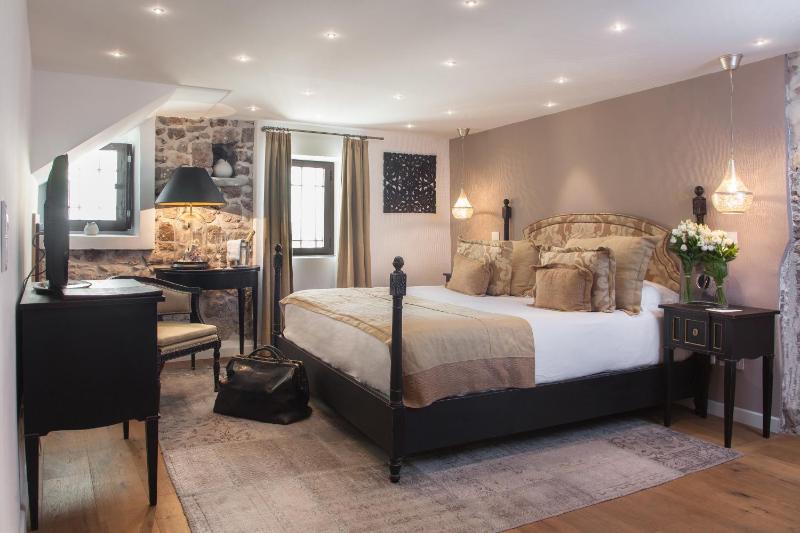 Elegance Double Room image 2