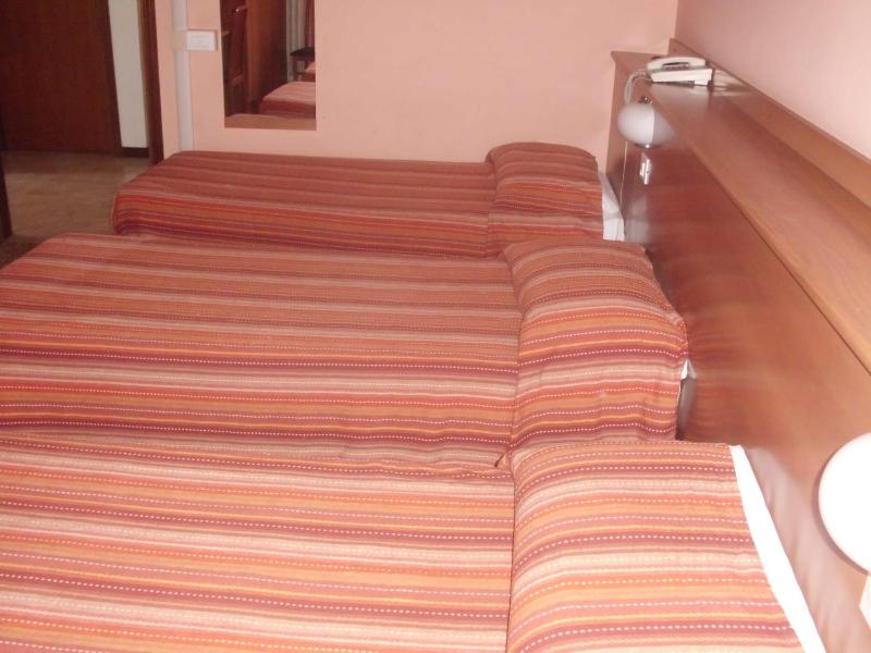 Triple Room with Balcony image 4