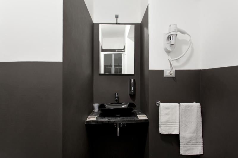 Deluxe King Room image 3