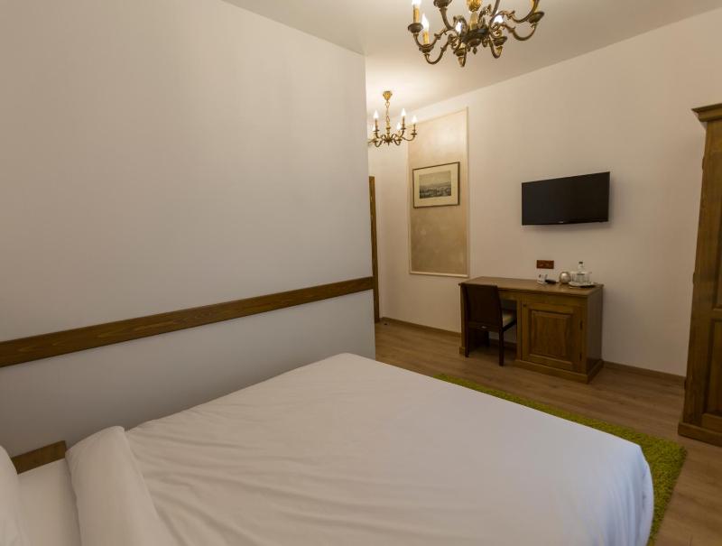 Double Room image 4