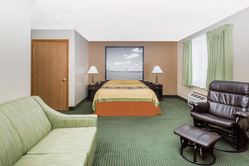 Queen Suite - Non-Smoking image 1