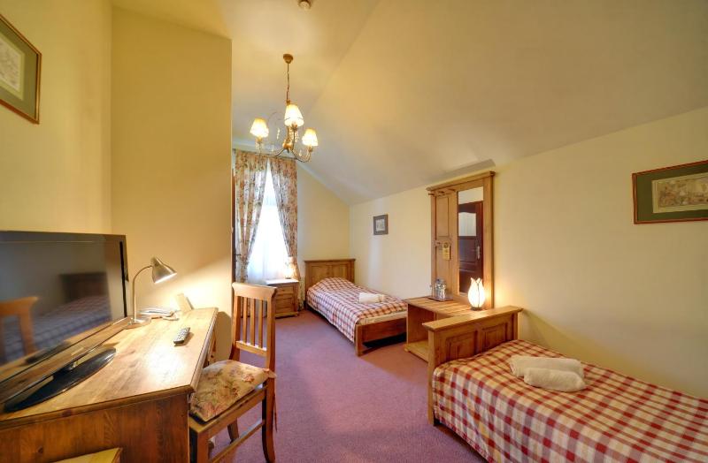 Twin Room image 3