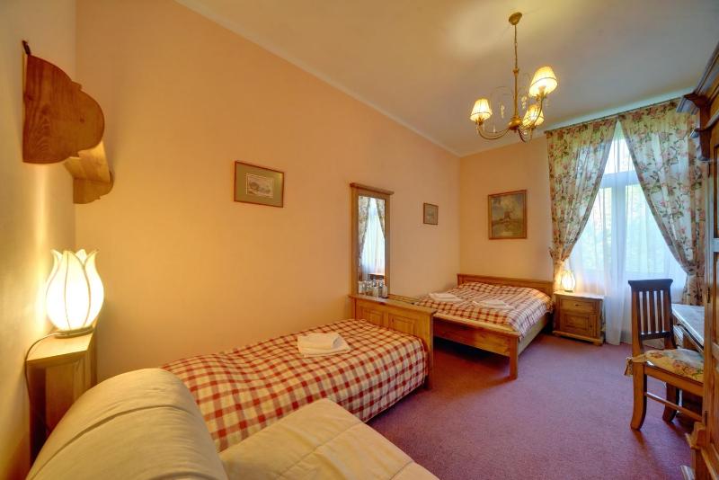 Triple Room with Bath image 3