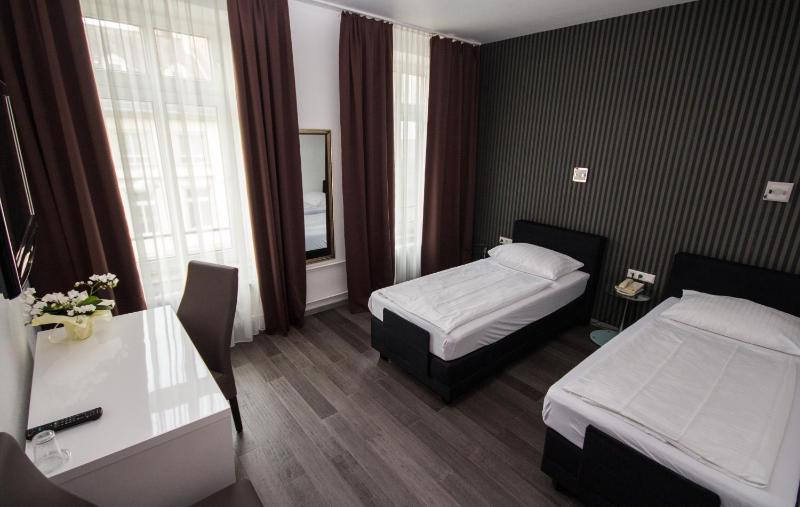Double Room image 4