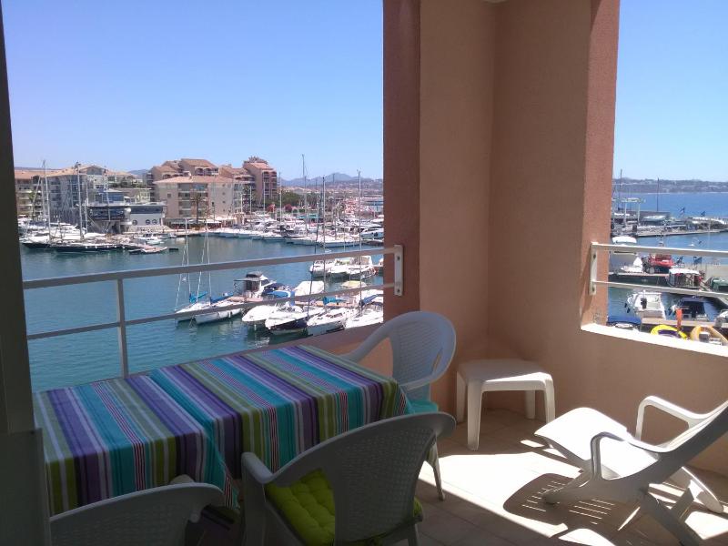 Studio Apartment with Sea View image 4