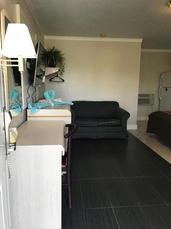 Double Room with Two Double Beds - Smoking image 2