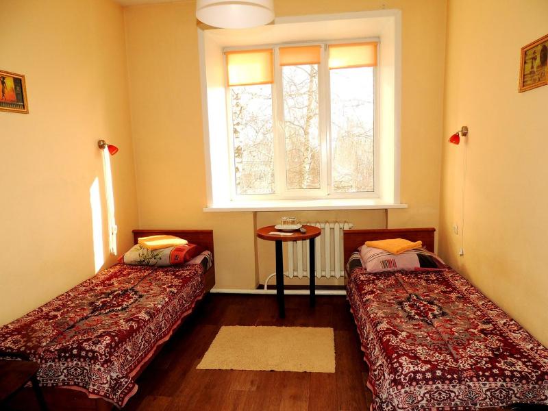 Economy Twin Room image 3