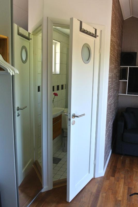 Single Room with Lake View image 4
