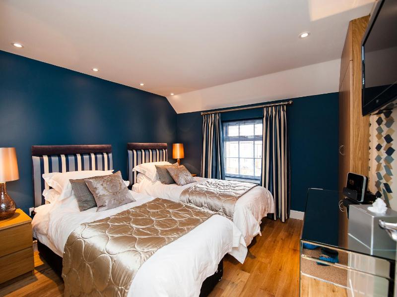 Two-Bedroom House image 2