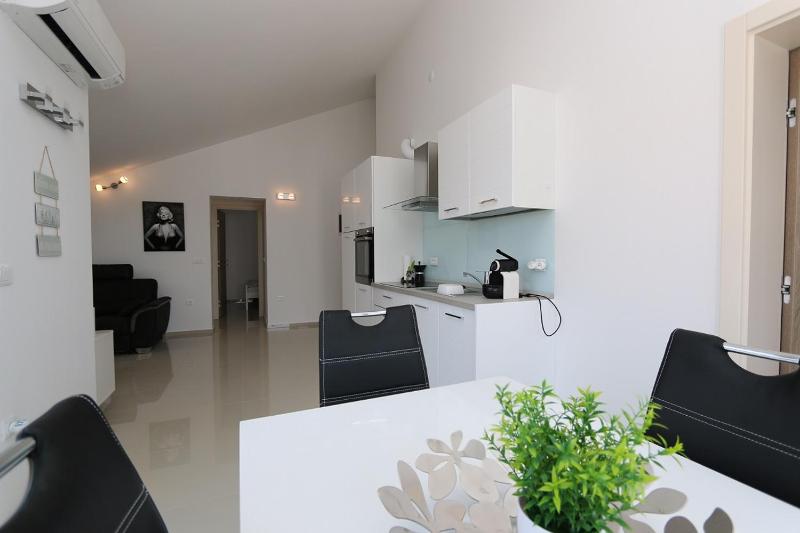 Apartment Marilyn - image 7