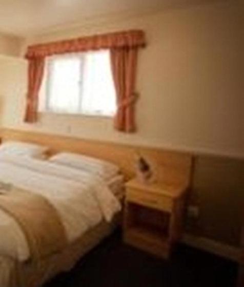 Standard Double Room image 3
