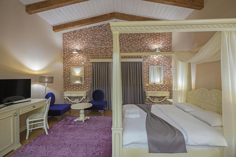 Superior King Suite image 3