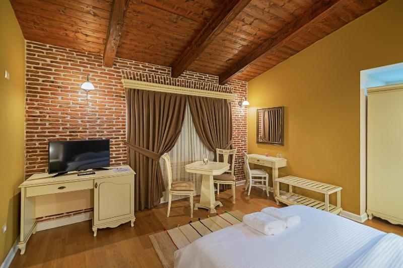 Standard Double Room image 3