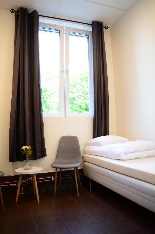 Triple Room with Shared Bathroom image 4