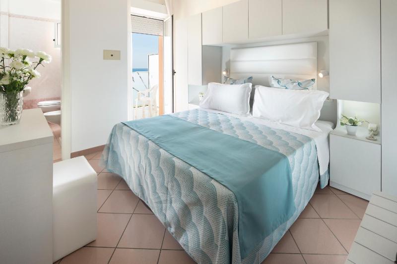 Double Room with Sea View image 2