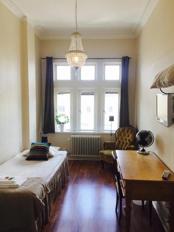 Economy Single Room with Shared Bathroom image 2