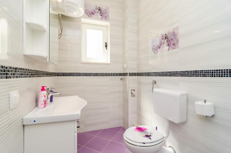 Deluxe One-Bedroom Apartment with City View image 4