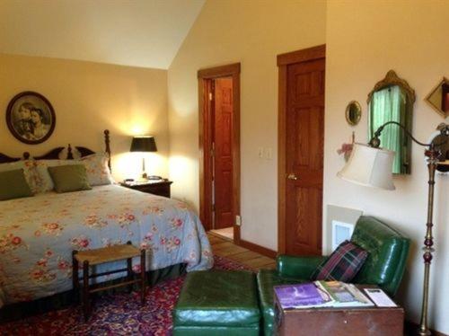 Deluxe Double Room with Balcony image 2