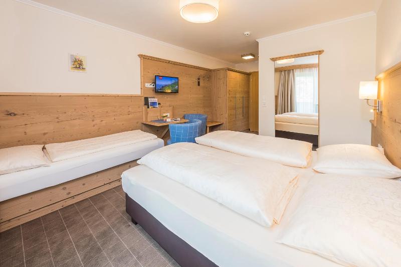 Double Room with Extra Bed and Balcony image 3