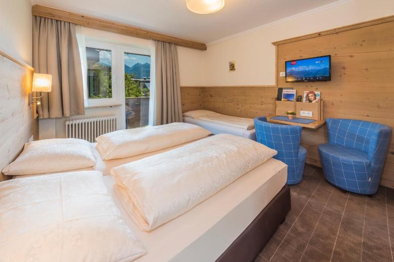 Double Room with Extra Bed and Balcony image 4