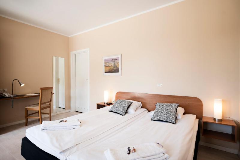 Double Room image 3