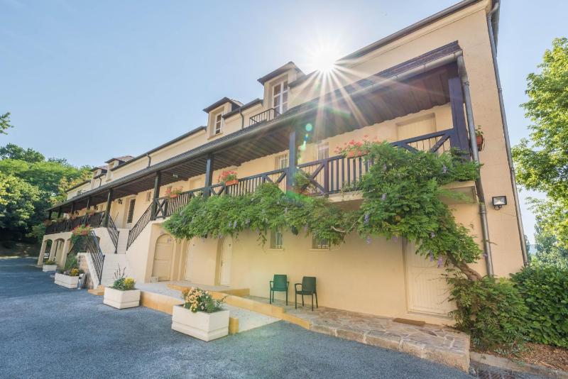 Cottage Apartment with Balcony image 2