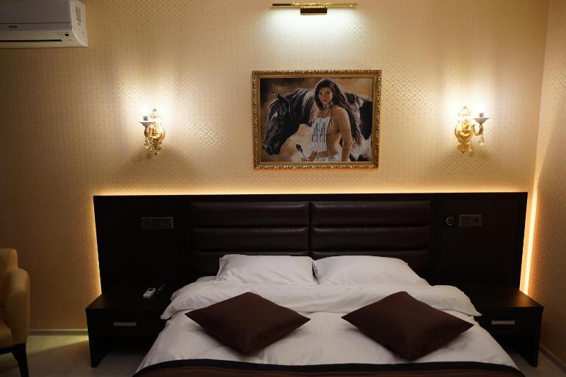 King Room with Spa Bath image 3