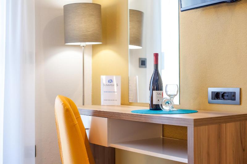 Standard Twin Room image 1